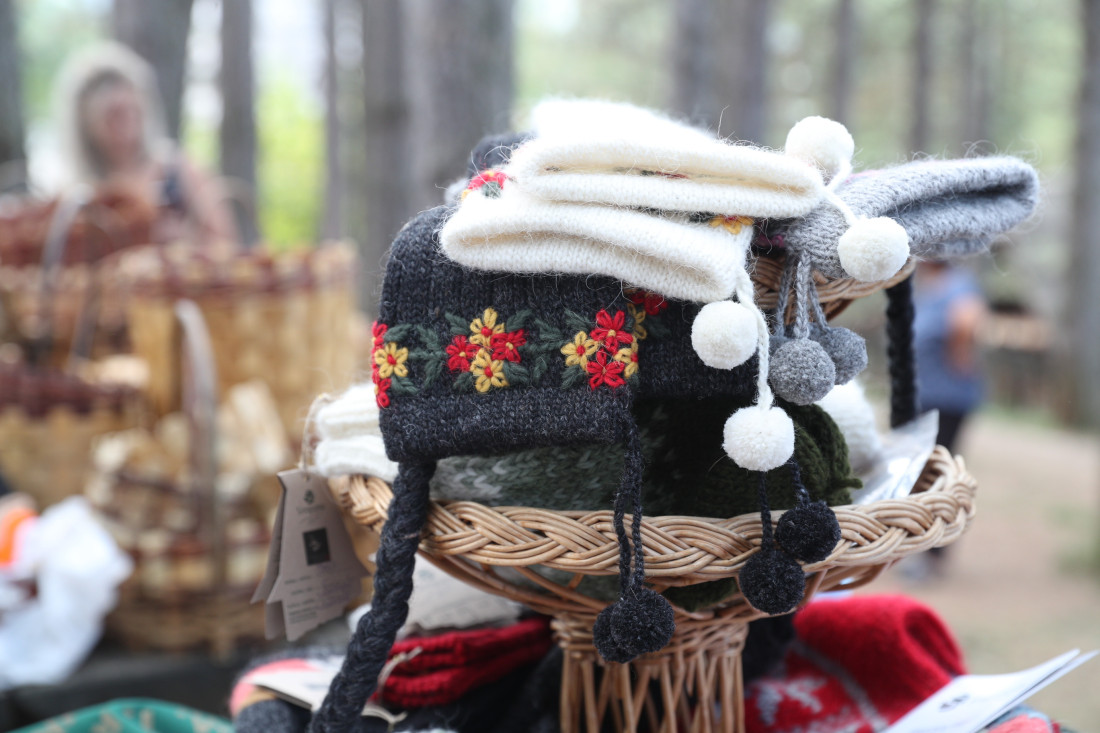 Baka Mira je legendarna pletilja iz Sirogojna: Pletem 55 godina svaki dan! Mogu da ispletem šta hoćeš! (FOTO/VIDEO)