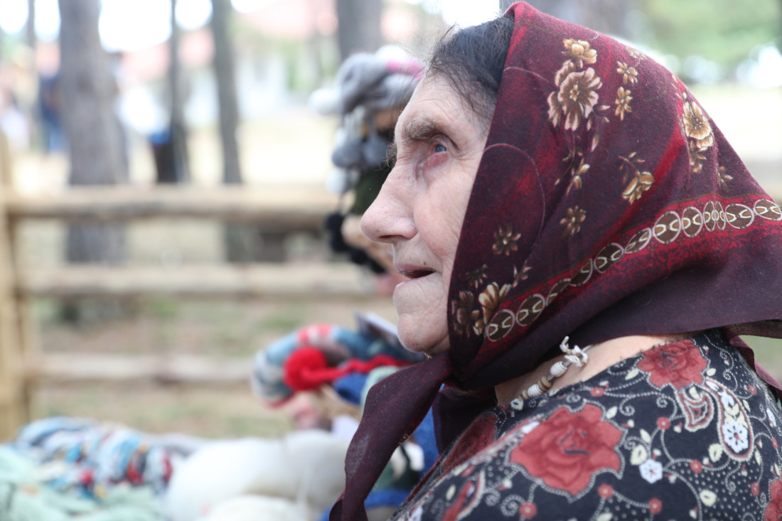 Baka Mira je legendarna pletilja iz Sirogojna: Pletem 55 godina svaki dan! Mogu da ispletem šta hoćeš! (FOTO/VIDEO)