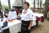 Narodna nošnja od 500 evra: Milka 20 godina šije nošnje, a za nas otkrila zašto se najviše prodaju muške košulje! (FOTO/VIDEO)