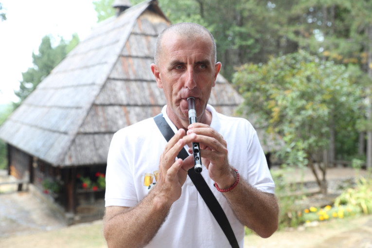 Srbi i dalje vole frulu! Frulaš Aca živi od ovog instrumenta, a zovu ga da svira svuda: Za svadbu se zaradi i do 500 evra (FOTO/VIDEO)