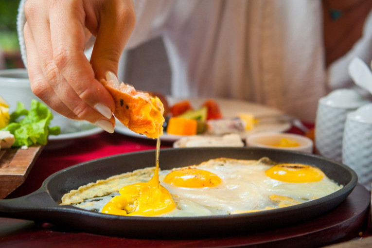 Da li je bolje pržiti jaja na puteru ili ulju? Kuvari konačno rešili dilemu
