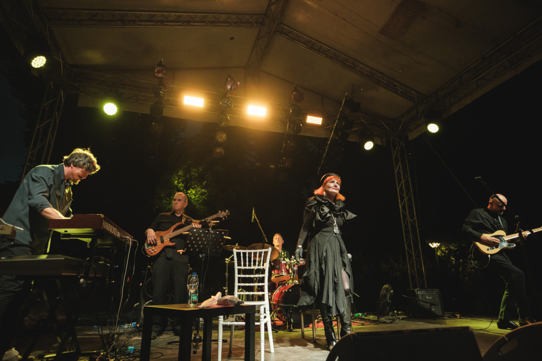 U vreloj avgustovskoj noći  uz munje i gromove Josipa Lisac nastupila u Beogradu: I dalje je ista "Boginja" (FOTO/VIDEO)