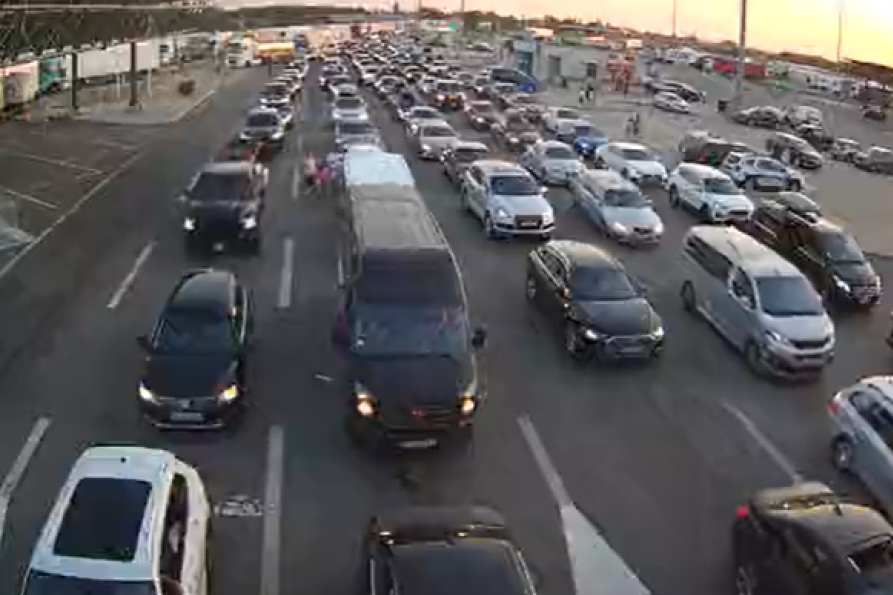 Haos na granicama! Na ovom prelazu se čak 4 sata, ništa bolje nije ni na ova 2