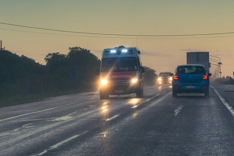 Noć u Beogradu: Žena povređena u saobraćajnoj nezgodi na Zrenjaninskom putu