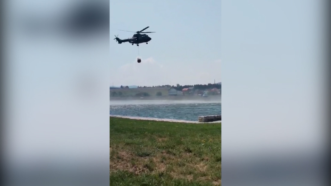 Bukti požar kod Sjenice, meštani jedva odbranili domove: Helikopteri Vojske Srbije pomažu u gašenju požara (FOTO/VIDEO)