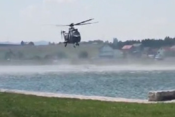 Bukti požar kod Sjenice, meštani jedva odbranili domove: Helikopteri Vojske Srbije pomažu u gašenju požara (FOTO/VIDEO)