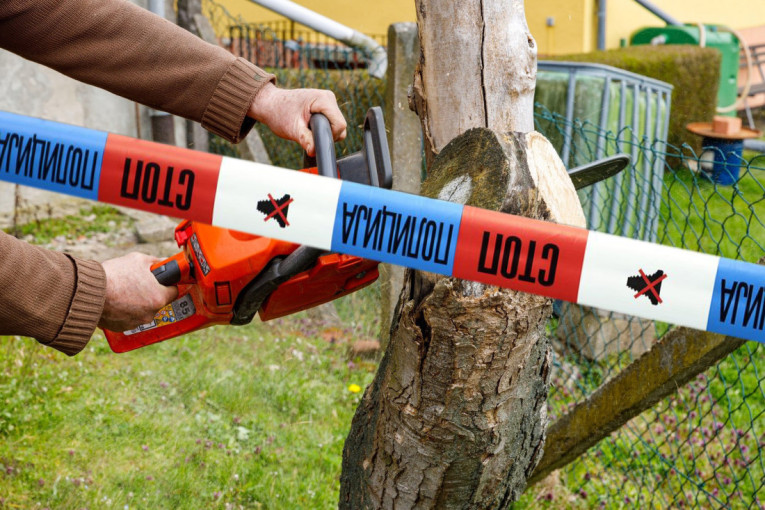 Užas u Valjevu: Muškarac napao sugrađanina motornom testerom, naneo mu povrede opasne po život