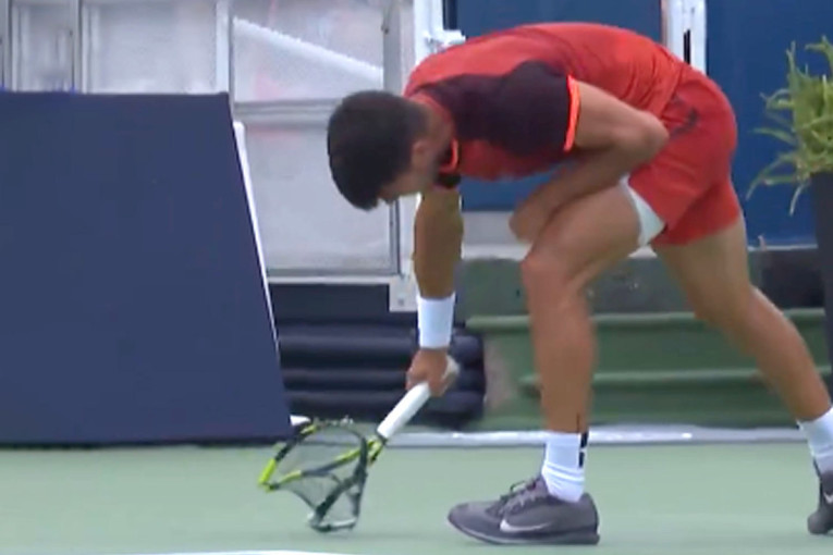 Alkaraz besneo, slomio reket, pa izgubio: Veteran ga izbacio sa Mastersa u Sinsinatiju (VIDEO)