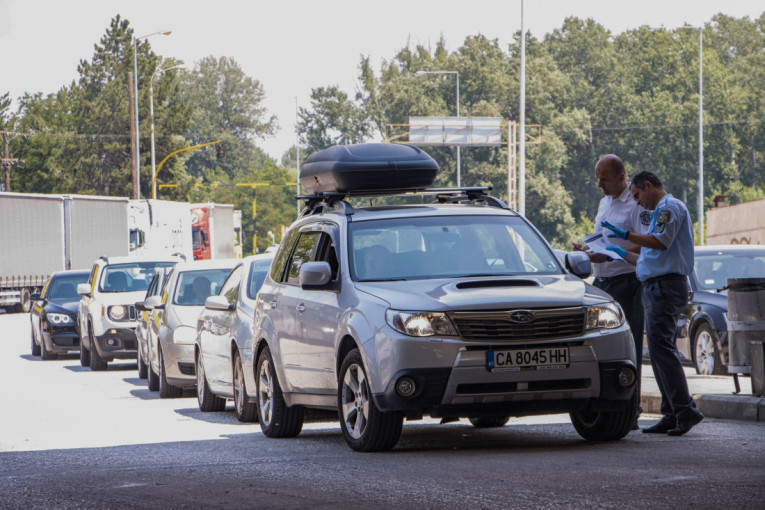 Naslovne strane dnevnih novina: Prelistavanje štampe za 27. avgust 2025. godine