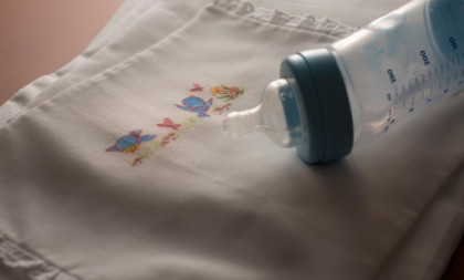 Povlači se hrana za bebe koju koristimo i u Srbiji! Posle 36 slučajeva trovanja pokrenuta istraga protiv nekoliko kompanija