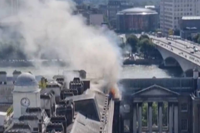 Gori čuvena galerija u Londonu: Stotinu vatrogasaca u klinču sa vatrenom stihijom (FOTO/VIDEO)