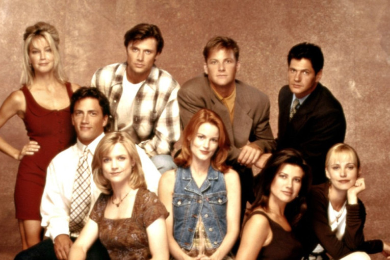 Glumci iz čuvene serije "Melrouz Plejs" okupili se posle 32 godine: Pogledajte kako sada izgledaju (FOTO)