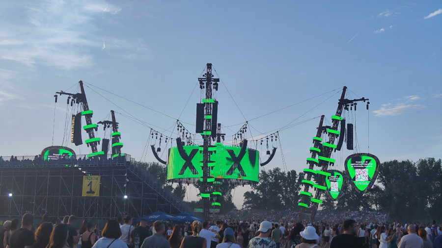 Širan u majici s imenom srpske prestonice napravio haos na Ušću: Dobro veče, Beograde! (FOTO)