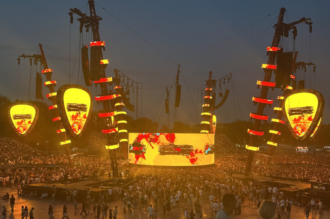 Širan u majici s imenom srpske prestonice napravio haos na Ušću: Dobro veče, Beograde! (FOTO)