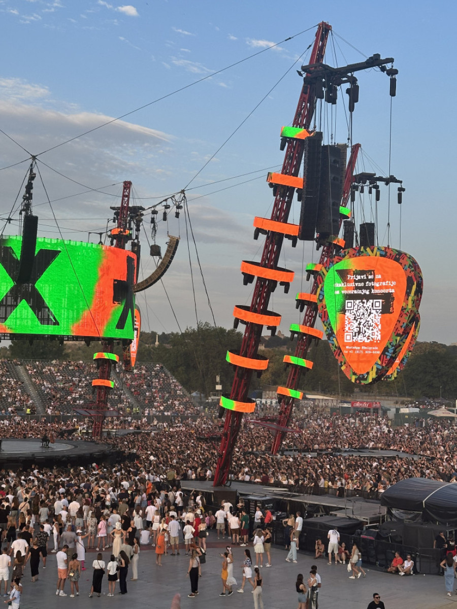 Širan u majici s imenom srpske prestonice napravio haos na Ušću: Dobro veče, Beograde! (FOTO)