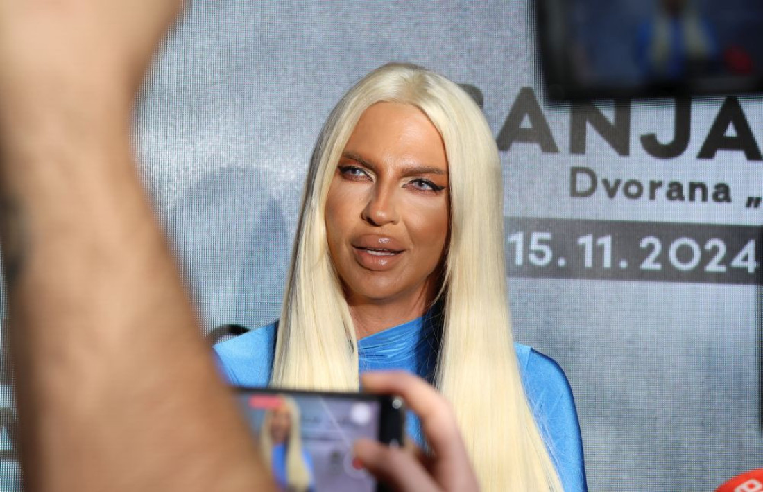 Karleuša objavila sliku prstena! Pevačica fanove bacila u razmišljanje: Baš je dobro biti ja! (FOTO)