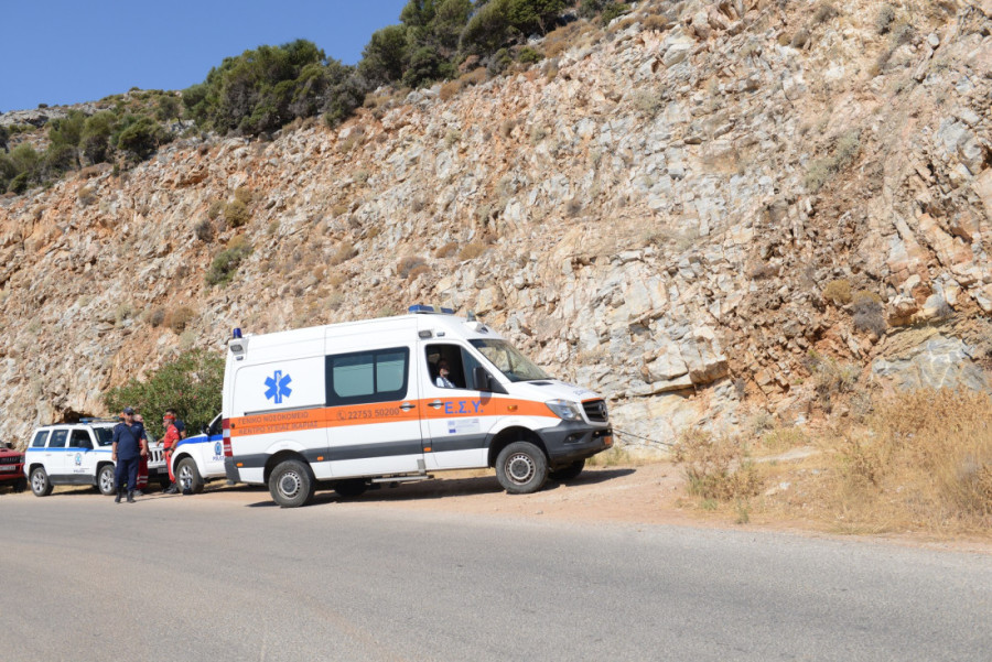 Ljudi beže iz poznatog grčkog letovališta: Karte dostigle vrtoglave cene, meštani spavaju u kolima nakon više od 200 zemljotresa (FOTO)