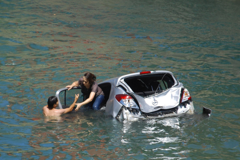 Šta ako auto sleti u vodu? Ovo su ključne stvari za spašavanje života