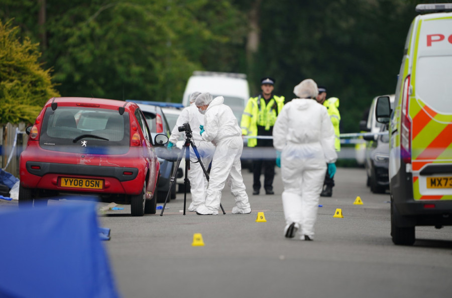 Trostruko ubadanje u Mančesteru: Jedna žena ubijena, tinejdžerki i muškarcu se bore za život! (FOTO)