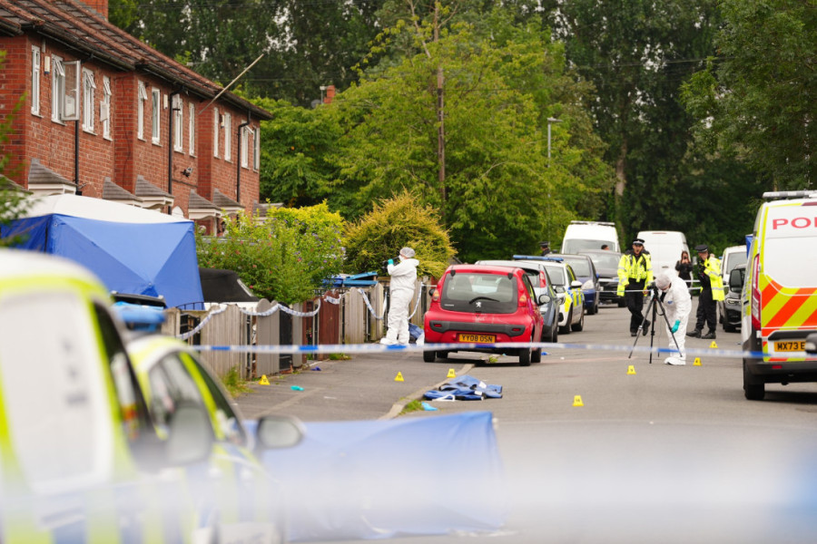 Trostruko ubadanje u Mančesteru: Jedna žena ubijena, tinejdžerki i muškarcu se bore za život! (FOTO)