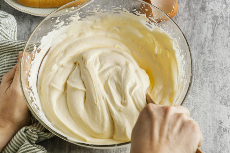 Recept dana: Posna pita sa jabukama i pudingom je mekana kao duša, a miris cimeta će vas mamiti da uzmete još