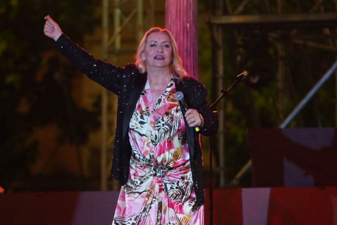 Ana Bekuta podelila nikad viđenu fotografiju sa ovom koleginicom: Evo kako su izgledale u mladosti! (FOTO)