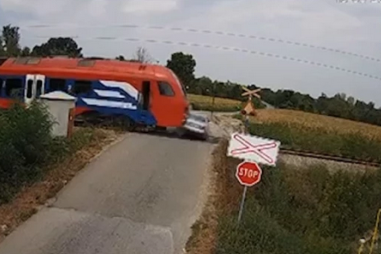 Brat (12), sestra (14) i taksista poginuli, vozač "audija" prošao na crveno: Voz ih je zgužvao, evo šta je do sada utvrđeno