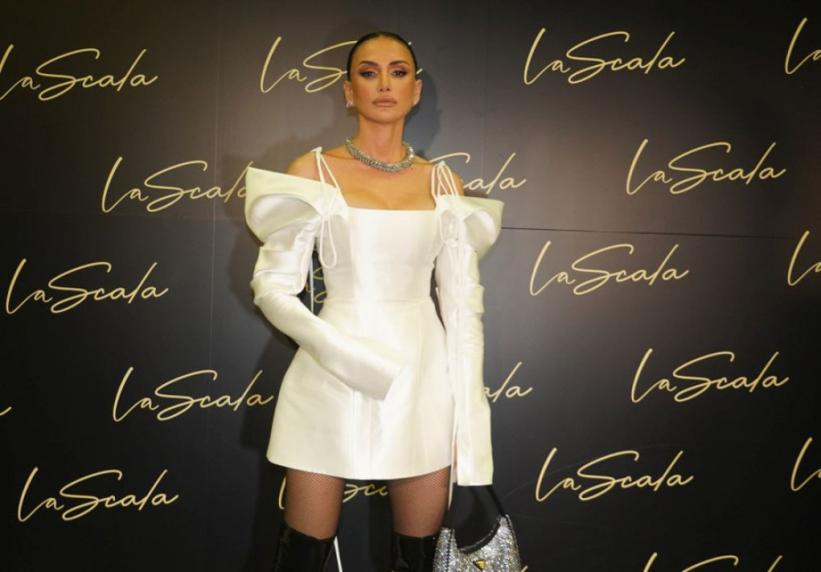 Emina Jahović novom fotkom zaintrigirala: Pevačica ponovo srećna u ljubavi?