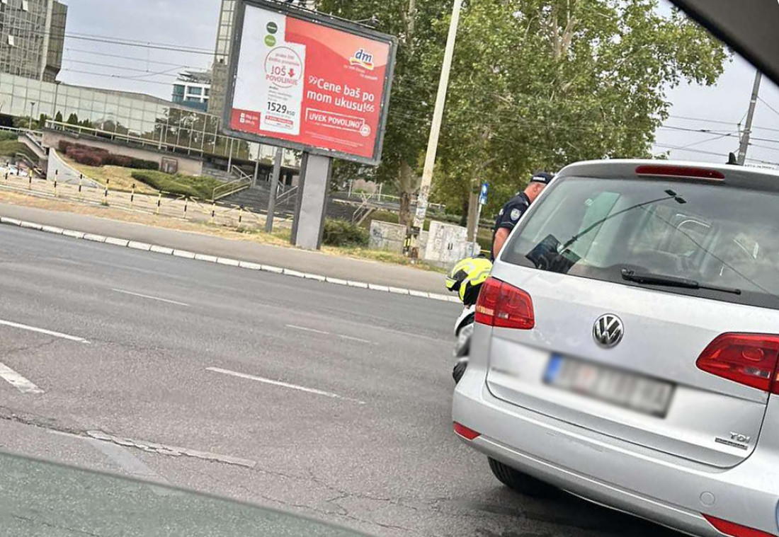Haos kod "Ušća": Pokosio saobraćajca na motoru, odmah se stvorile velike kolone (FOTO)