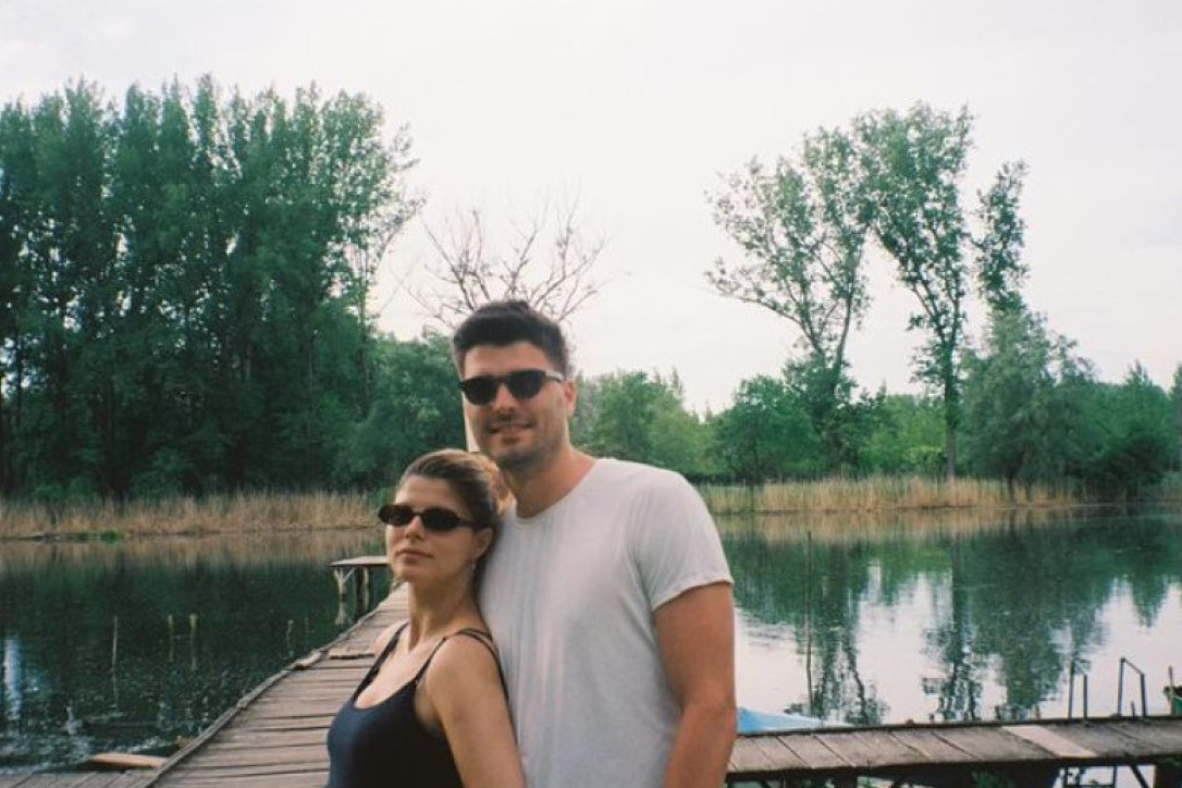 Porodila se lepa glumica iz "Tajne vinove loze": Iscepali ponosnog tatu, glumac častio celu kafanu! (FOTO)