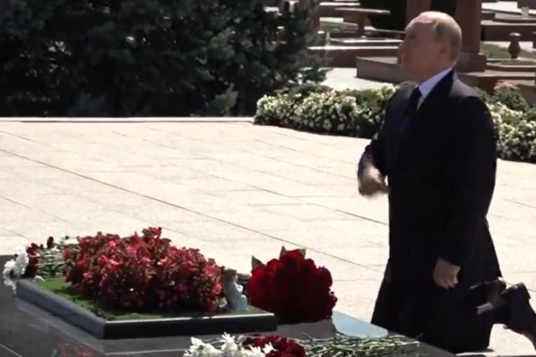 Ovaj prizor nikad ranije nije viđen: Putin kleknuo pred spomenikom žrtvama u Beslanu (VIDEO)