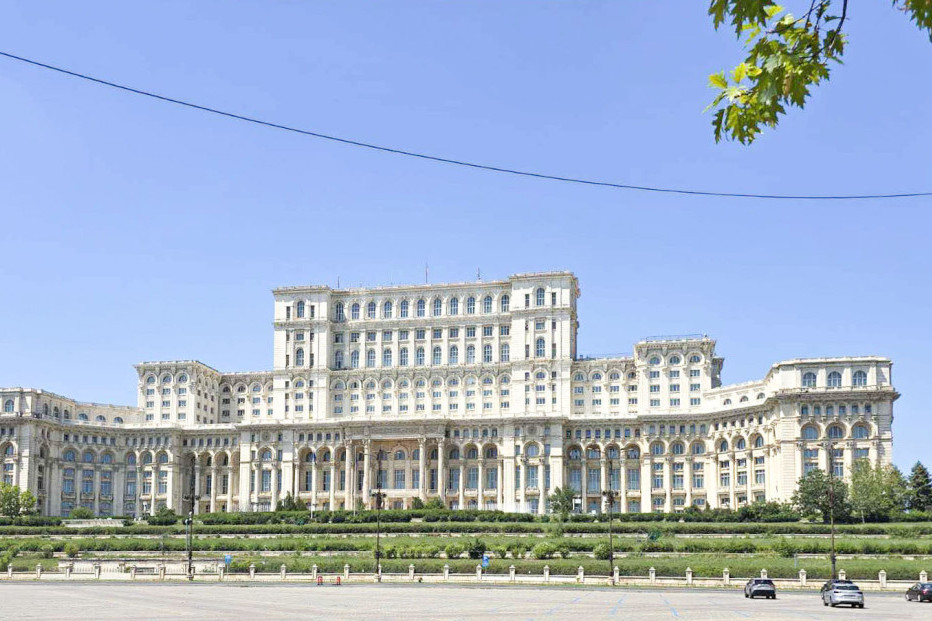 Izbio požar u rumunskom Parlamentu: Evakuisano 300 ljudi! (VIDEO)