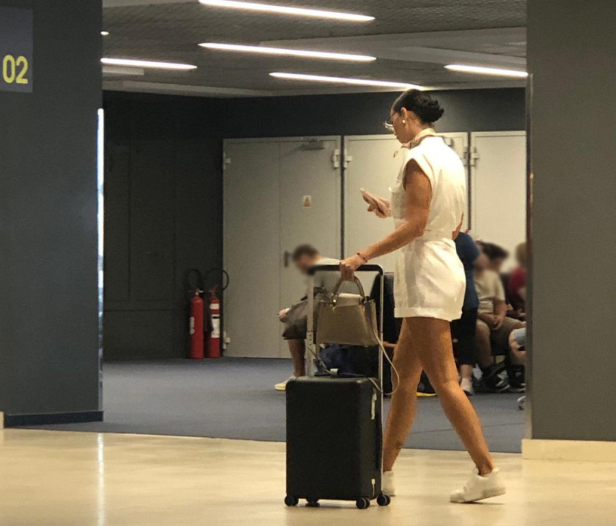 Katarina Grujić uhvaćena u dosad neviđenom izdanju na aerodromu: Od Marka Gobeljića ni traga ni glasa (PAPARACO)