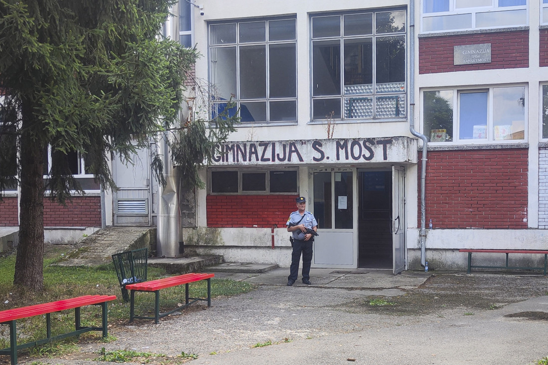 Novi detalji masakra u Sanskom Mostu: Ubica ispalio više od deset metaka, u kancelariji ubijenog direktora pronađeno šest?