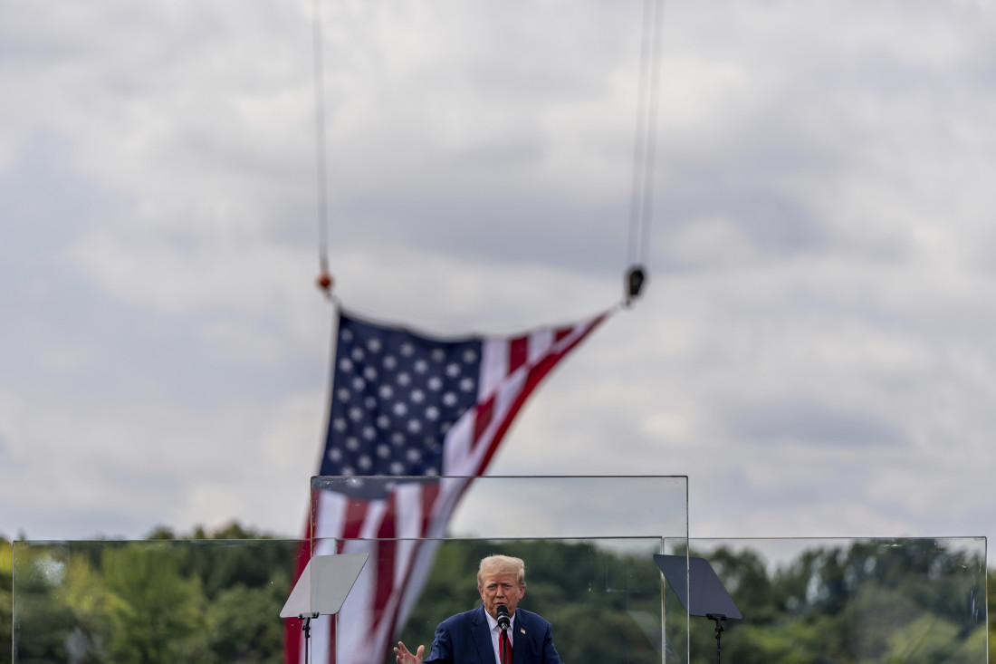 Republikanci ništa ne prepuštaju slučaju: Neprobojno staklo oko Trampa na prvom mitingu posle atentata (FOTO)