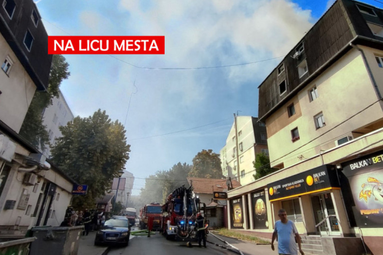 Gore cela dva sprata u zgradi na Karaburmi! Komšije tvrde - vlasnik je sam zapalio stan (FOTO/VIDEO)