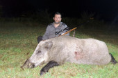 Lovac Bojan odstrelio divljeg vepra teškog 242 kilograma! Pravio štetu po novovaroškim selima (FOTO)