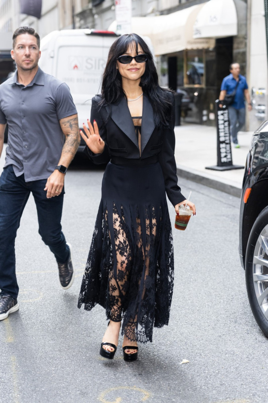 Omiljena gotičarka ponovo kombinuje mračnu i nadrealnu estetiku: Džena Ortega modnim kombinacijama potpuno uronila u lik (FOTO)