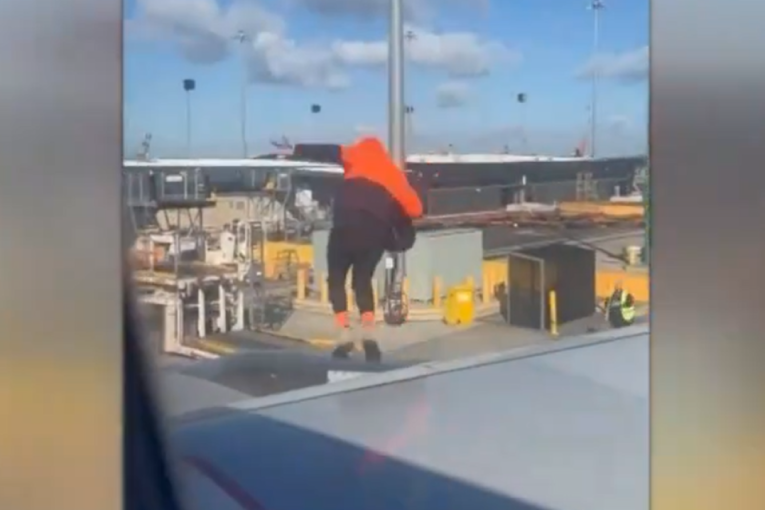 Opasna akrobacija na avionu: Putnik izašao iz letelice, hodao po krilu, pa se niz motor spustio na pistu, policija ga privela (VIDEO)