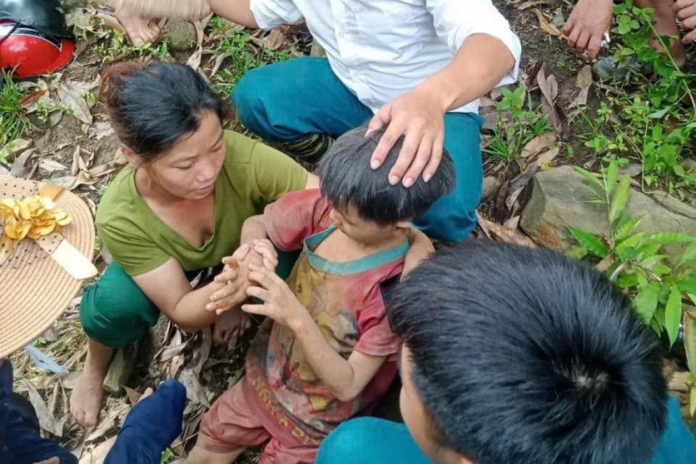 Dečak pronađen pet dana od nestanka, čudo je da je živ: Sedeo je u žbunju, toliko je oslabio da nije mogao da ustane (FOTO)