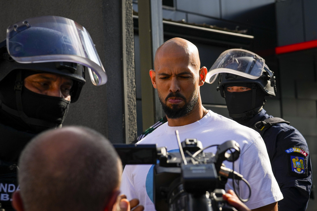 Endru Tejt i njegov brat ponovo privedeni! Oglasio se slavni influenser, poznato šta mu se sve stavlja na teret (FOTO/VIDEO)