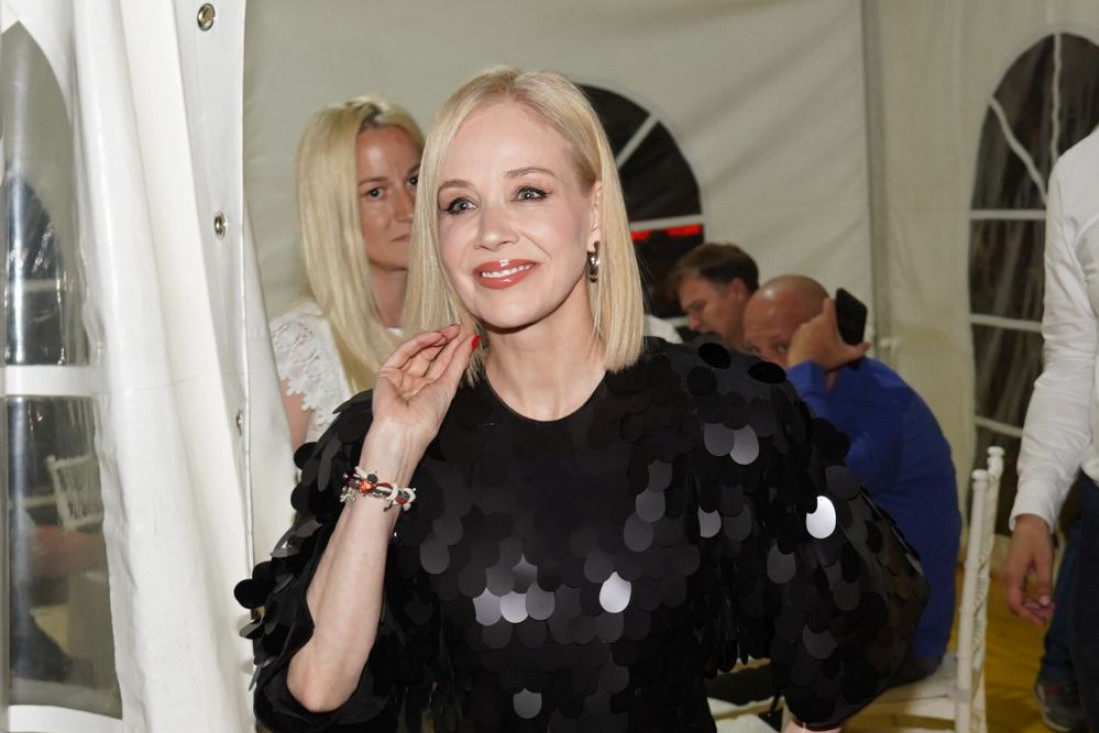 Bacao se po bini i pravio grimase! Folker izazvao haos na nastupu! (FOTO/VIDEO)