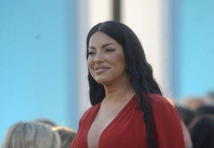 Seka Aleksić pokazala kako je proslavila slavu: Sinovi seku kolač, a evo šta se našlo na trpezi (FOTO)