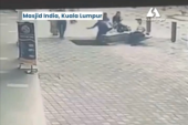 Ženu progutala rupa! Horor: Sedela na klupi kada se tlo ispod nje urušilo, upala je u provaliju duboku 8 metara (VIDEO)