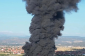 Veliki požar u fabrici Nevena kolor u Leskovcu!  Vatra "guta" sve pred sobom, povređen vatrogasac (VIDEO)
