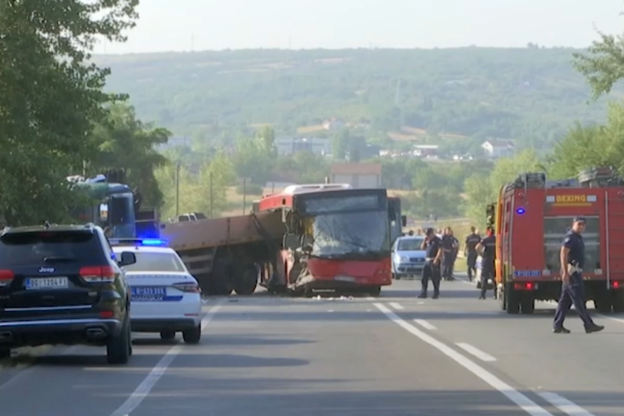 Naloženo hapšenje vozača autobusa! U sudaru sa kamionom u Umki stradala jedna osoba