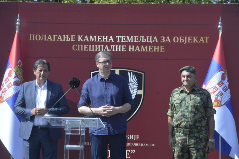 Vučić položio kamen temeljac za izgradnju objekta za smeštaj i obuku "Kobri": Cenim vaš rad, hrabri ste i odani otadžbini! (FOTO/VIDEO)
