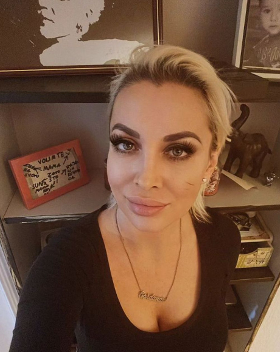 Bivša zadrugarka prebačena u bolnicu: Iz kluba je izneli u alkoholisanom stanju!