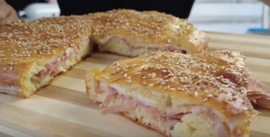 Recept dana: Brza fokača sa šunkom i sirom, mekano savršenstvo bez čekanja da testo naraste