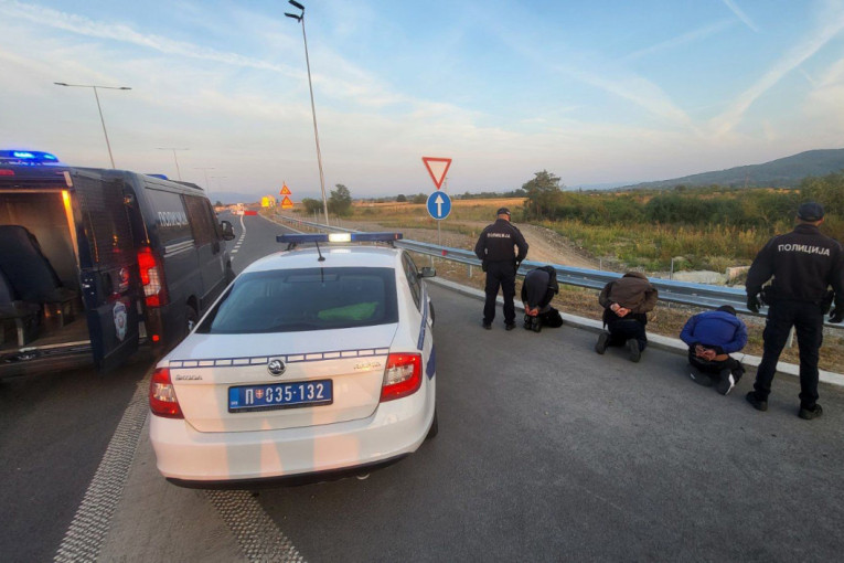 Lomili vozila stranih državljana na parkinzima, povredili tri policajca! Hapšenje u više mesta u Srbiji(FOTO)